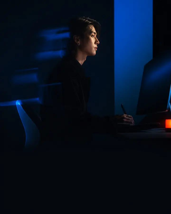 深色背景中的克制数字创作场景